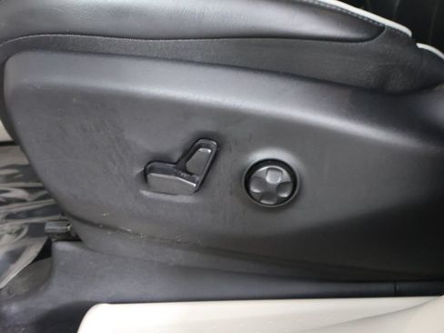 Used 2023 Chrysler Pacifica Limited FWD image 33