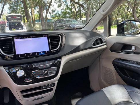 Used 2024 Chrysler Pacifica Touring-L FWD image 33