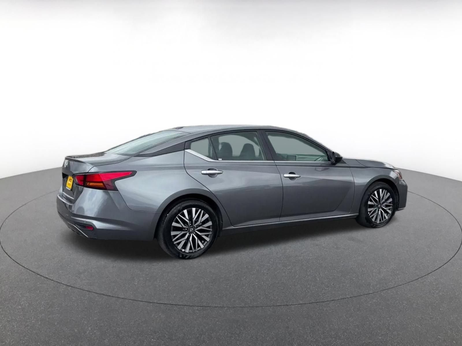 Used 2025 Nissan Altima 2.5 SV FWD image 14