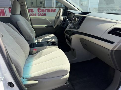 Used 2011 Toyota Sienna LE image 12