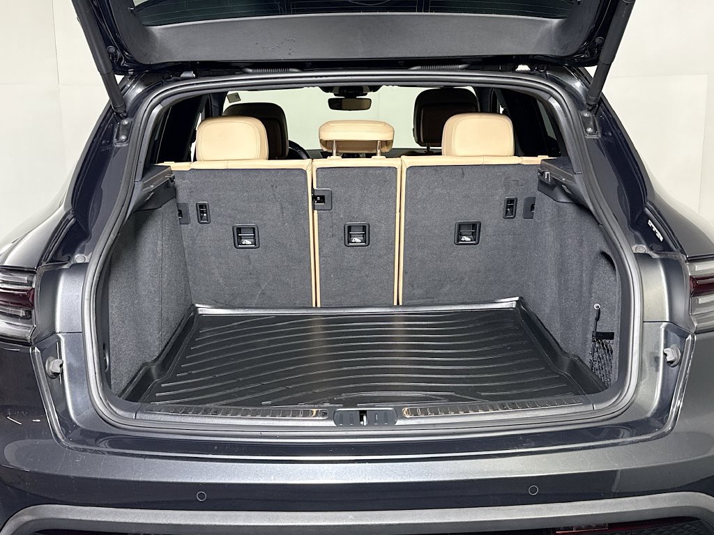 Certified 2023 Porsche Macan AWD/4WD image 25