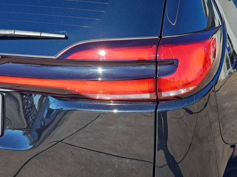 Used 2025 Chrysler Pacifica Select image 42