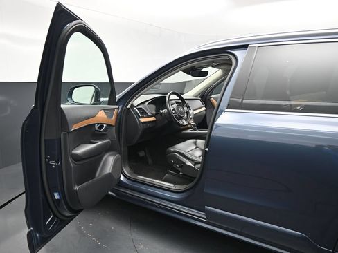 Used 2021 Volvo XC90 T5 Momentum w/ Protection Package Premier AWD/4WD image 7