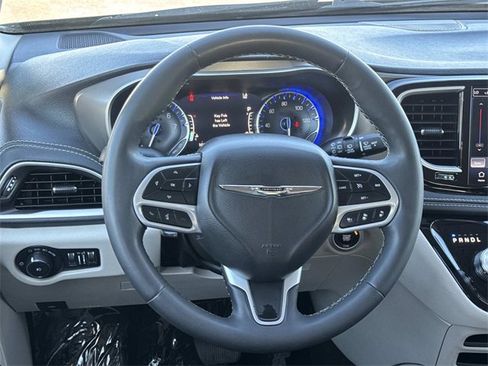 Used 2023 Chrysler Pacifica Touring-L image 8