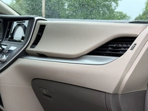 Used 2015 Toyota Sienna L FWD image 40