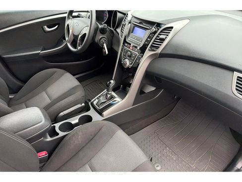 Used 2017 Hyundai Elantra GT image 17