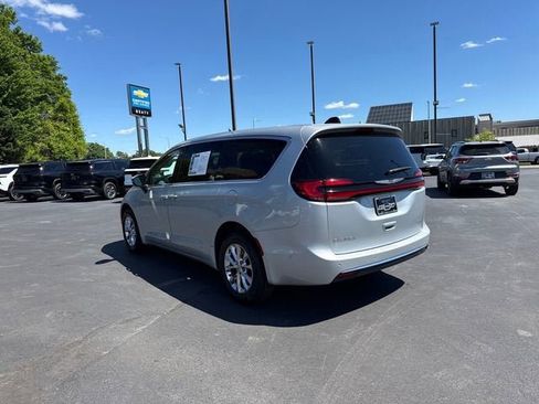 Used 2023 Chrysler Pacifica Touring-L AWD/4WD image 5