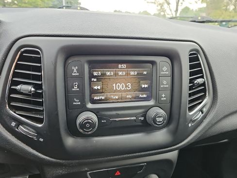 Used 2018 Jeep Compass Latitude FWD image 20
