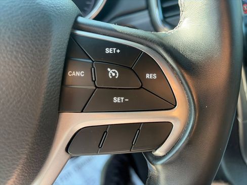 Used 2020 Jeep Grand Cherokee Laredo AWD/4WD image 34