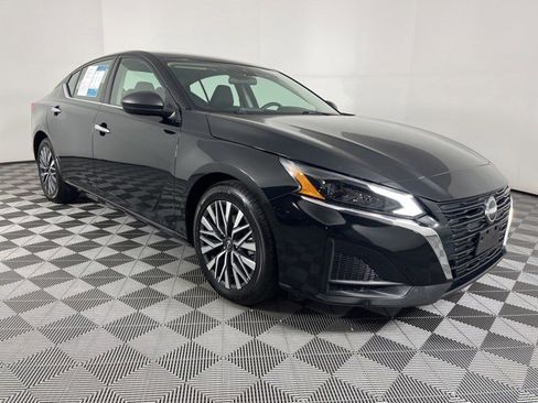 Used 2024 Nissan Altima 2.5 SV FWD image 2