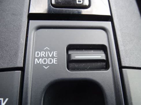 Used 2025 Toyota Prius LE FWD image 31