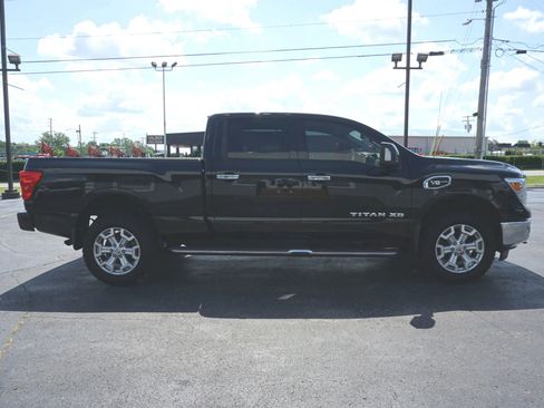 Used 2017 Nissan Titan SV RWD image 4