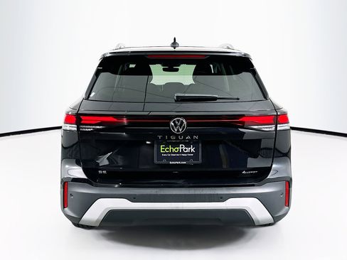 Used 2025 Volkswagen Tiguan SE image 7