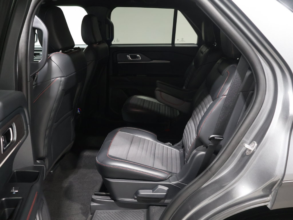 Used 2025 Ford Explorer ST-Line AWD/4WD image 16