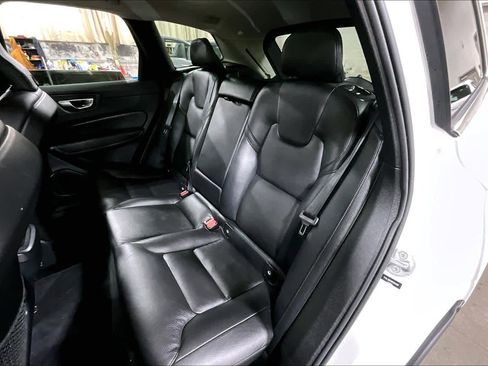 Used 2022 Volvo XC60 B5 Momentum w/ Climate Package image 20