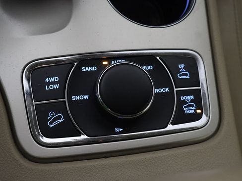 Used 2015 Jeep Grand Cherokee Overland AWD/4WD image 49