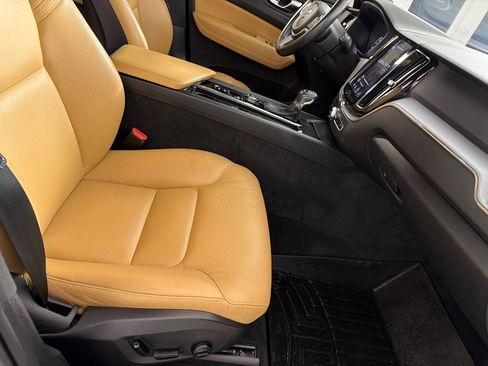 Used 2020 Volvo XC60 T5 Momentum image 24