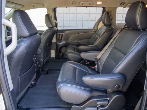 Used 2018 Toyota Sienna SE image 16