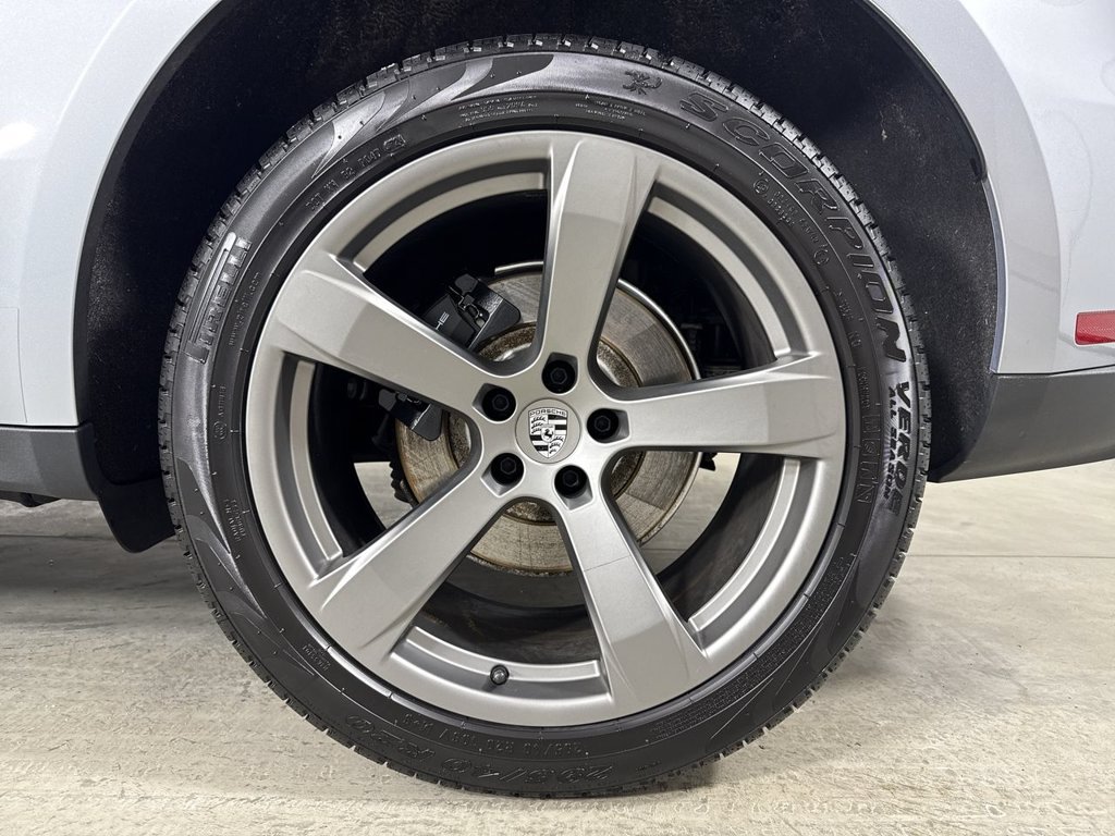Certified 2025 Porsche Macan AWD/4WD image 14