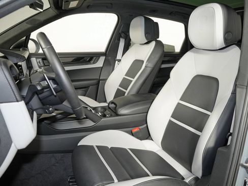 Certified 2025 Porsche Cayenne GTS AWD/4WD image 5