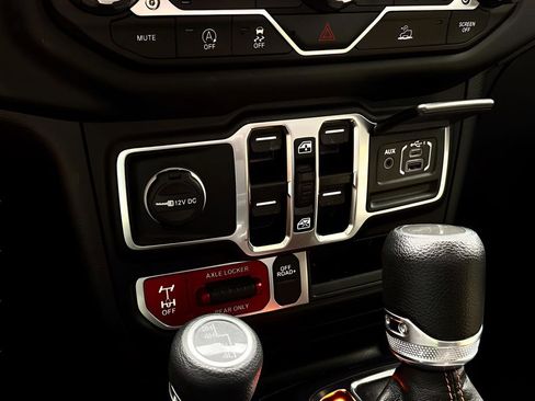 Used 2023 Jeep Gladiator Mojave AWD/4WD image 16