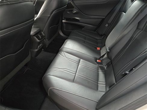 Certified 2022 Lexus ES 300h w/ Luxury Package image 16