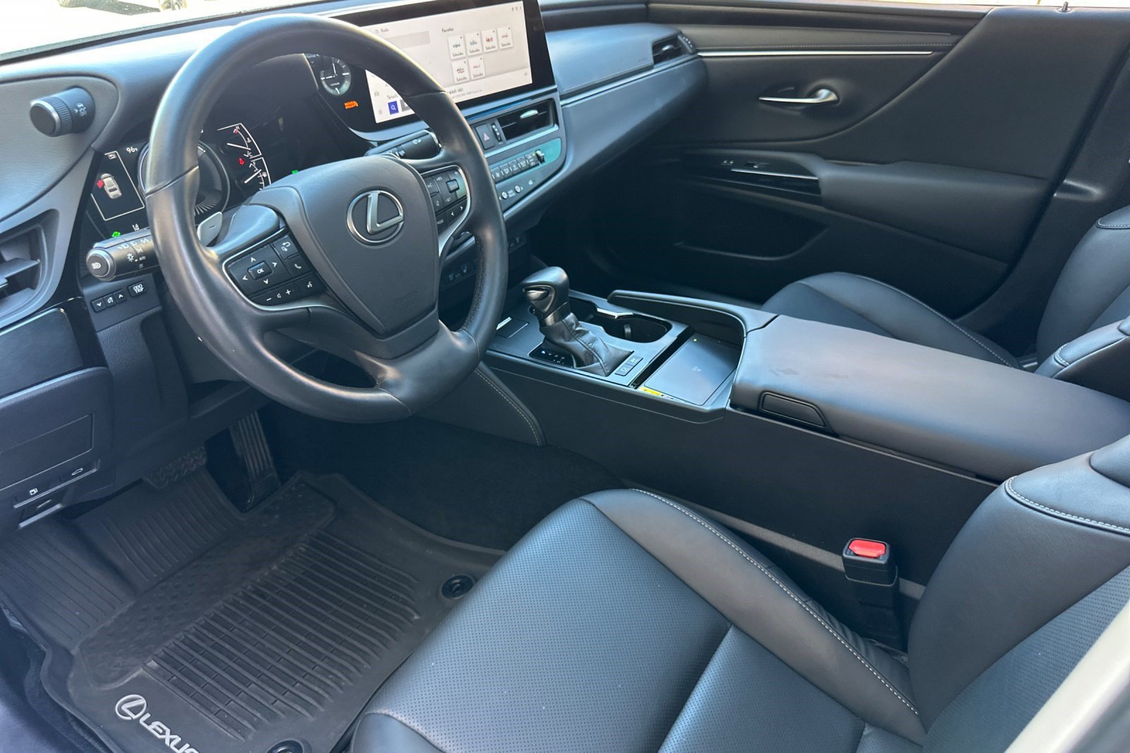 Used 2025 Lexus ES 300h F Sport w/ Accessory Package (Z1) FWD image 4