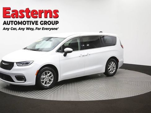 Used 2023 Chrysler Pacifica Touring-L FWD image 57
