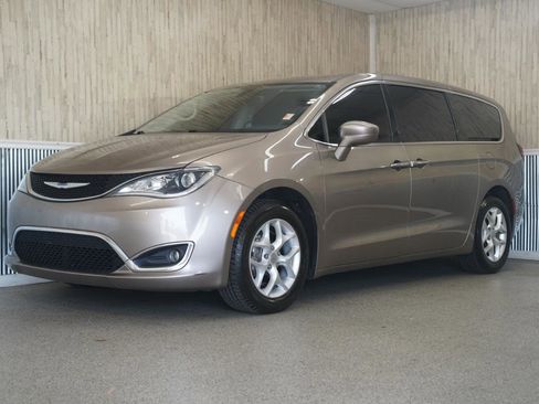 Used 2018 Chrysler Pacifica Touring Plus w/ Tire & Wheel Group FWD image 4