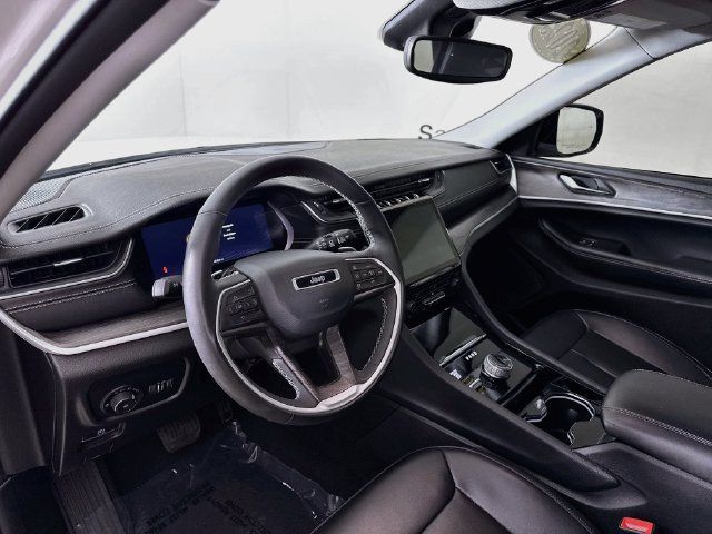 Used 2023 Jeep Grand Cherokee Limited w/ Black Appearance Package AWD/4WD image 9