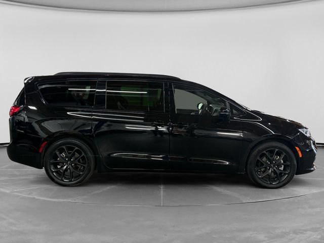 Used 2025 Chrysler Pacifica Limited FWD image 2