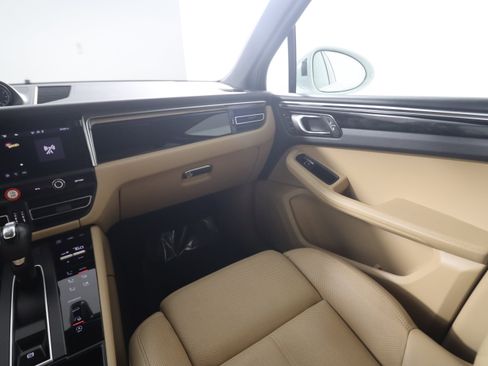 Certified 2023 Porsche Macan image 14