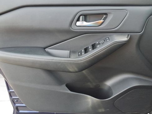 Used 2024 Nissan Rogue SV image 16