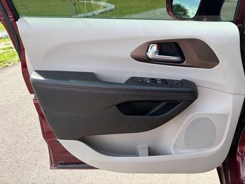 Used 2017 Chrysler Pacifica Touring-L Plus w/ Advanced Safetytec Group FWD image 26
