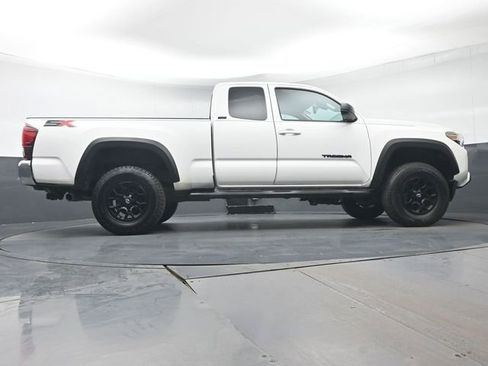 Used 2023 Toyota Tacoma SR5 AWD/4WD image 32