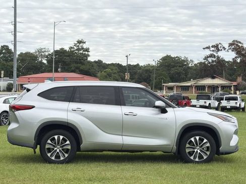 Used 2021 Toyota Highlander XLE AWD/4WD image 4