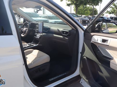 Certified 2024 Ford Explorer Platinum w/ Technology Package AWD/4WD image 29