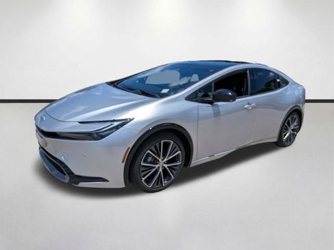 Used 2024 Toyota Prius XLE FWD image 8