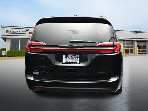Used 2025 Chrysler Pacifica Limited FWD image 4