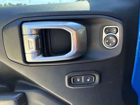 Used 2021 Jeep Gladiator Willys image 15