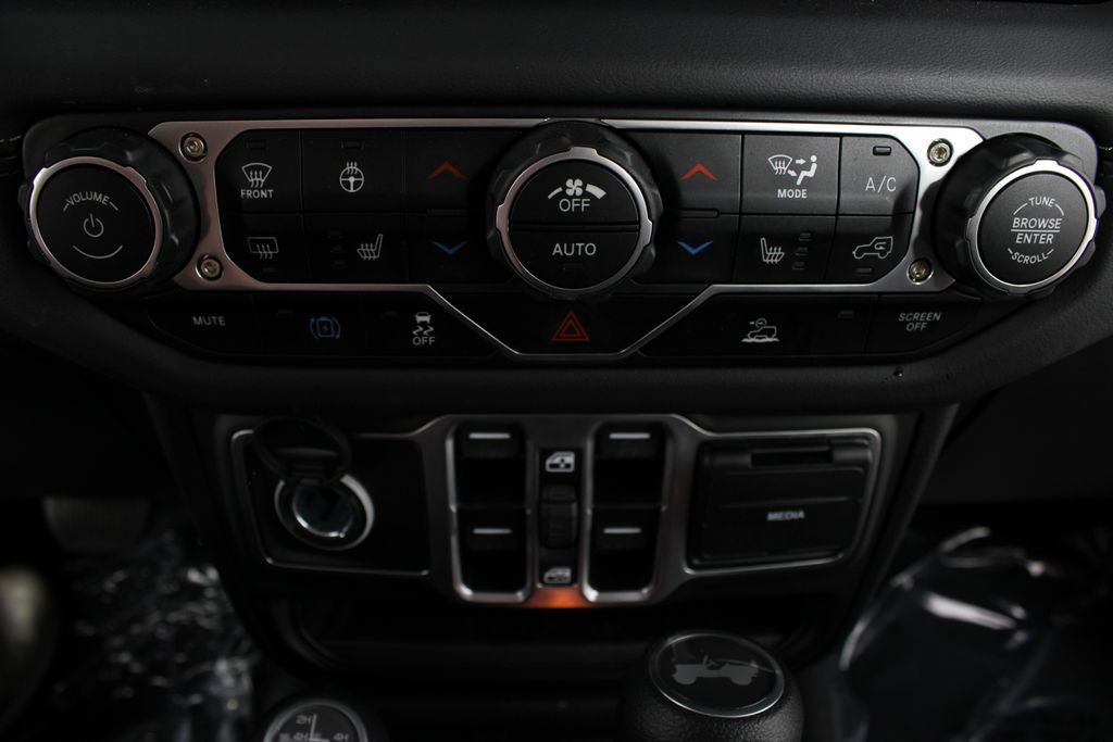 Used 2025 Jeep Wrangler Unlimited Sahara AWD/4WD image 6