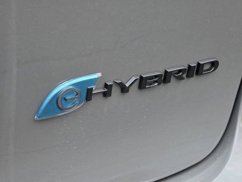 Used 2025 Chrysler Pacifica Premium image 18