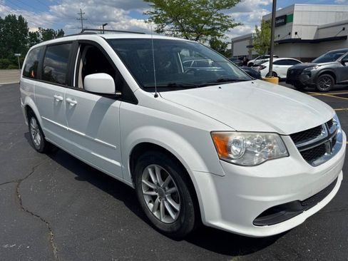 Used 2014 Dodge Grand Caravan SXT FWD image 3