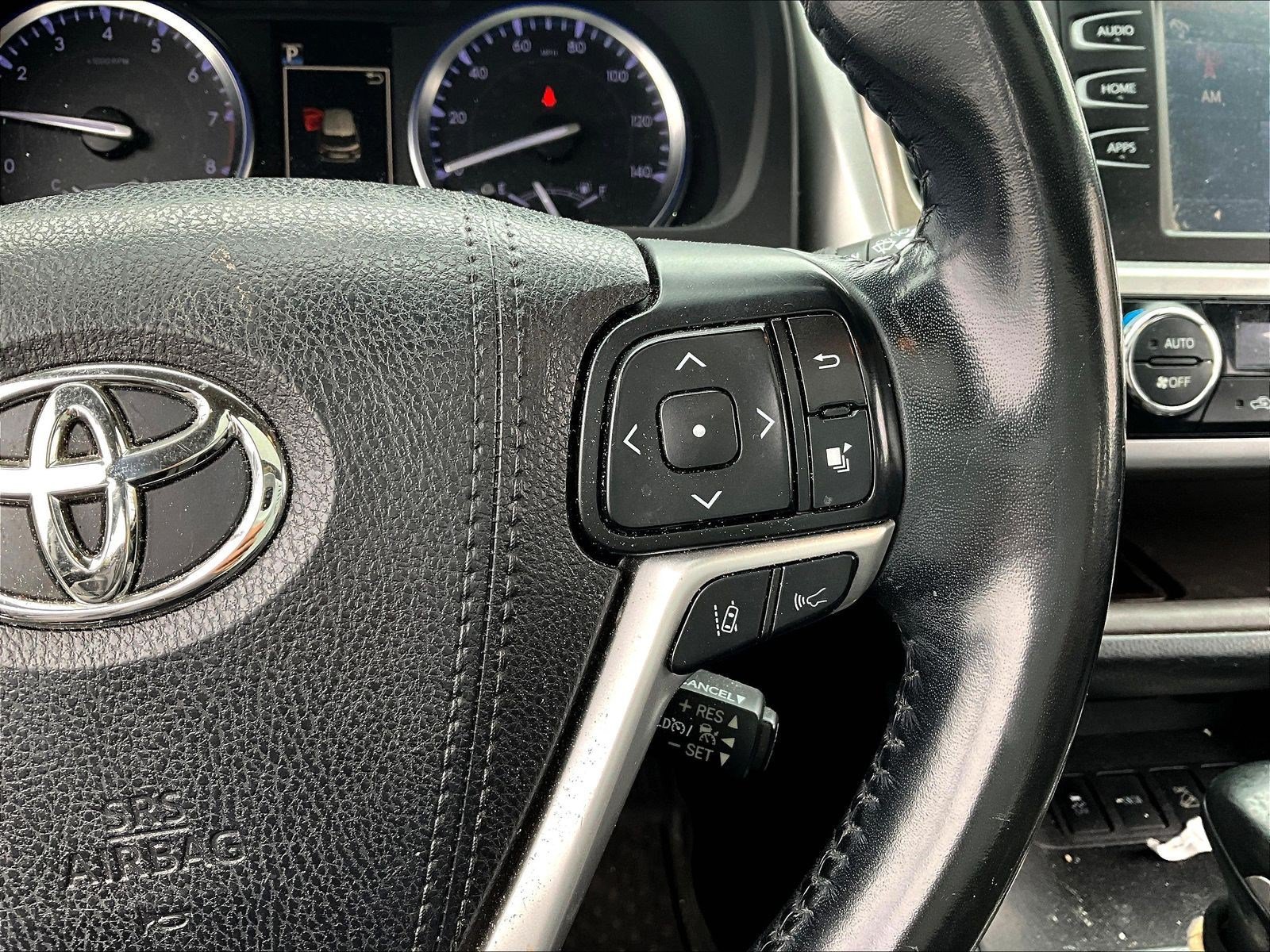 Used 2018 Toyota Highlander XLE AWD/4WD image 12