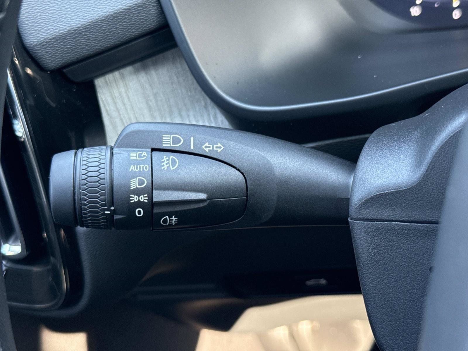 Used 2024 Volvo XC40 B5 Plus AWD/4WD image 11