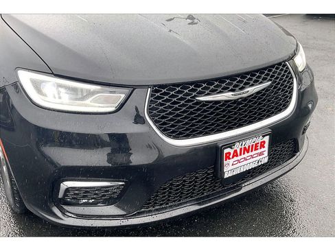 Used 2024 Chrysler Pacifica Touring-L image 30