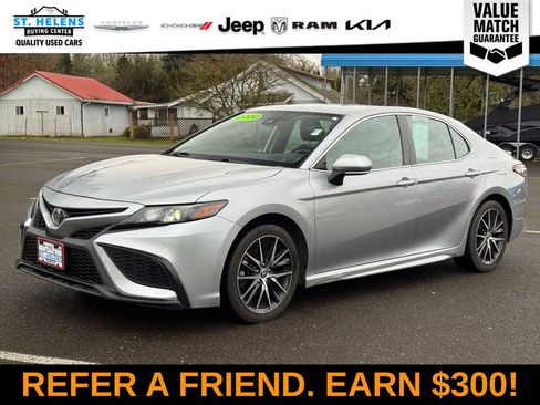 Used 2022 Toyota Camry SE image 1
