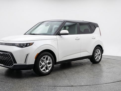 Used 2025 Kia Soul LX w/ LX Technology Package FWD image 3