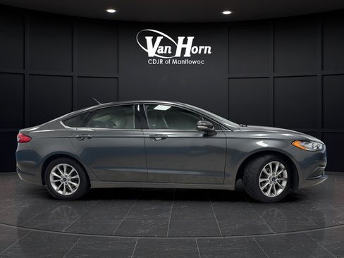 Used 2017 Ford Fusion SE FWD image 8