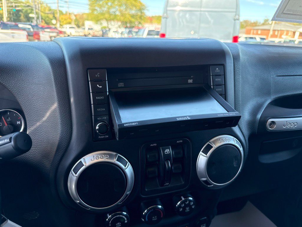 Used 2017 Jeep Wrangler Unlimited Sahara w/ Connectivity Group AWD/4WD image 33